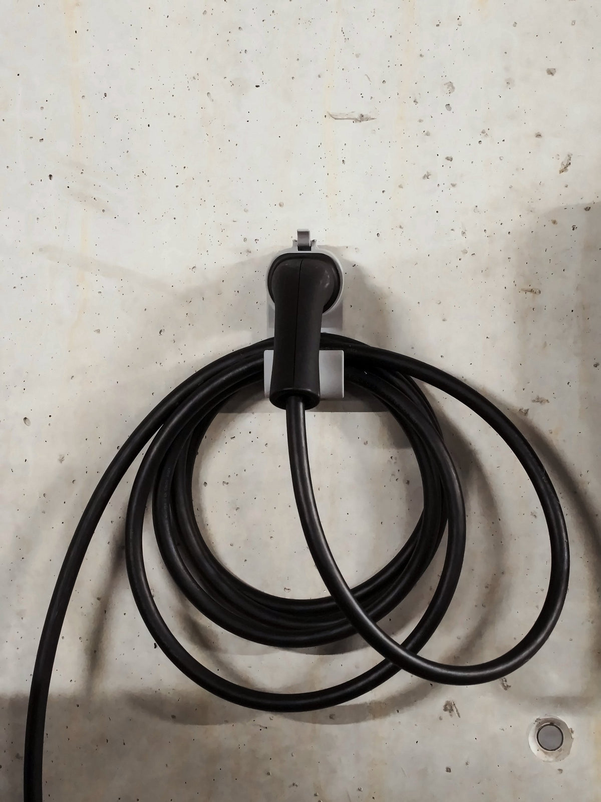 Kabelhalter Kompakt Gerade mit aufgehängtem Ladekabel