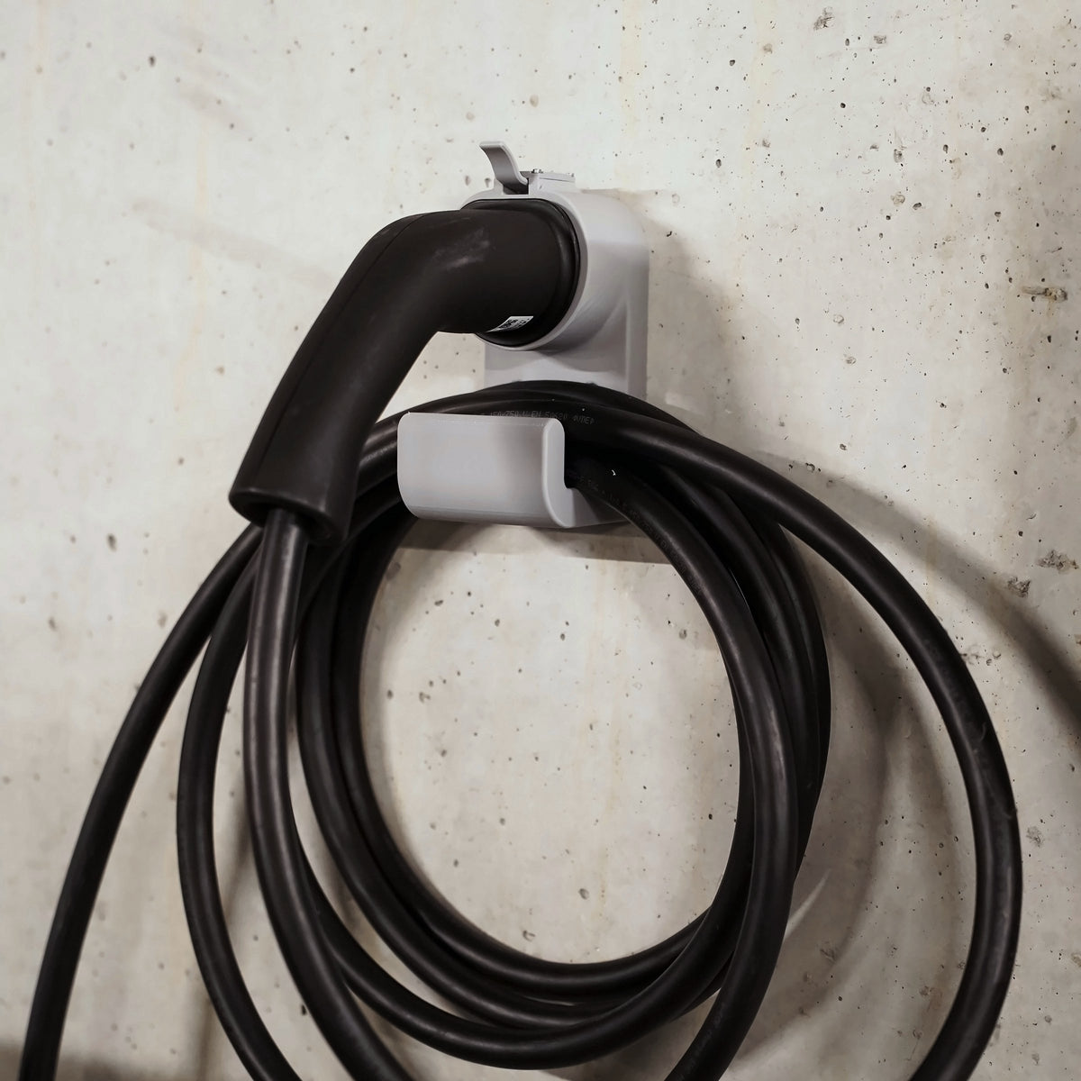 Kabelhalter Kompakt Gerade mit Stecker und aufgehängtem Kabel