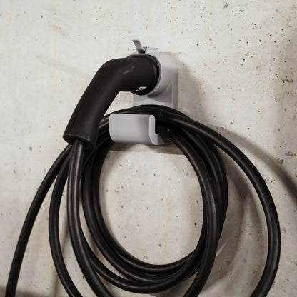 Kabelhalter Kompakt Gerade mit Stecker und aufgehängtem Kabel