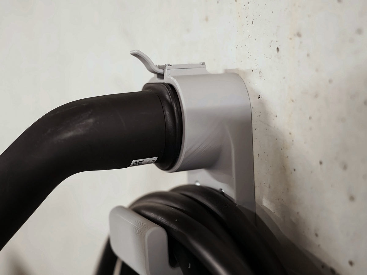 Nahaufnahme: Stecker von vorne im Kabelhalter Kompakt Gerade