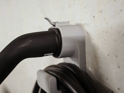 Nahaufnahme: Stecker von vorne im Kabelhalter Kompakt Gerade