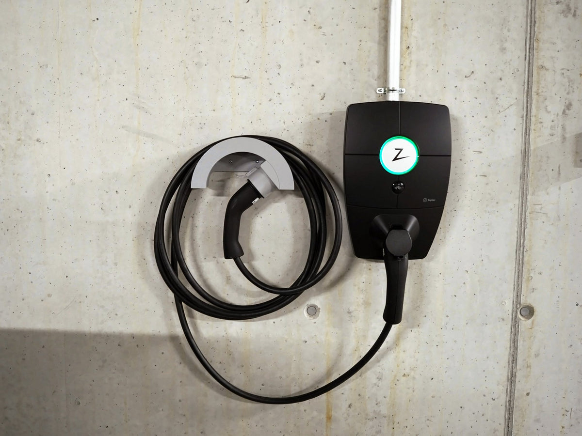 Kabelhalter Seitlich mit aufgewickeltem Typ-2-Ladekabel neben einer Zaptec-Wallbox