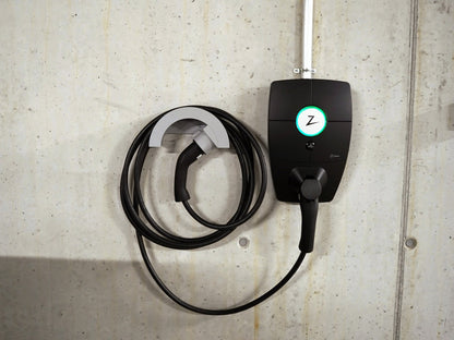 Kabelhalter Seitlich mit aufgewickeltem Typ-2-Ladekabel neben einer Zaptec-Wallbox