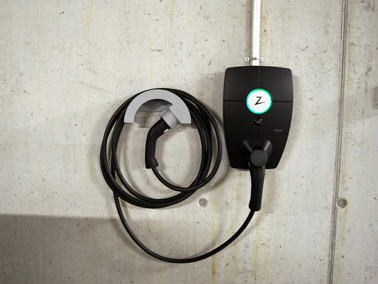 Kabelhalter Seitlich mit aufgewickeltem Typ-2-Ladekabel neben einer Zaptec-Wallbox