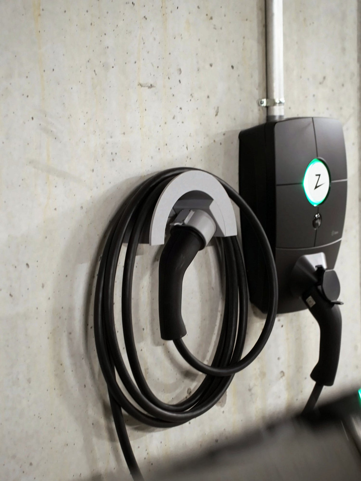 Kabelhalter Seitlich mit Kabel von schräg vorne, neben der Wallbox