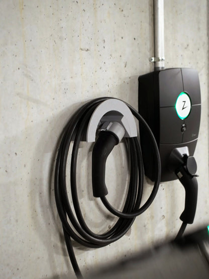 Kabelhalter Seitlich mit Kabel von schräg vorne, neben der Wallbox